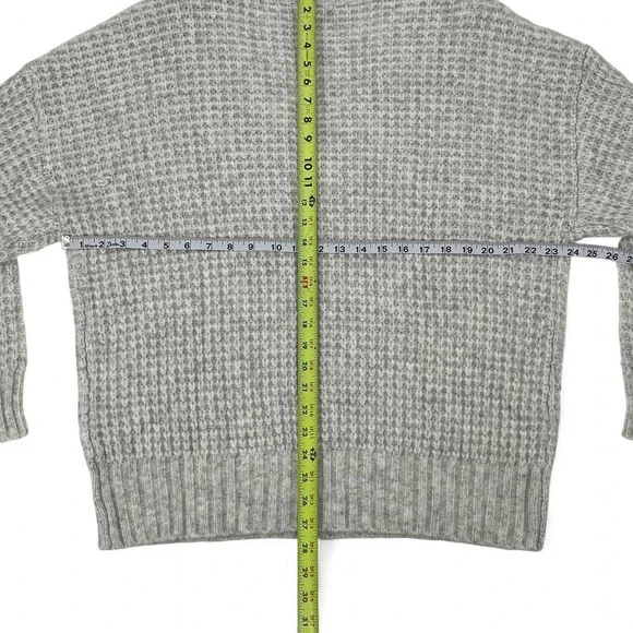 American Eagle Gray Oversized Waffle Knit V-Neck Sweater M | NWT Minor Flaw - Picture 4 of 5